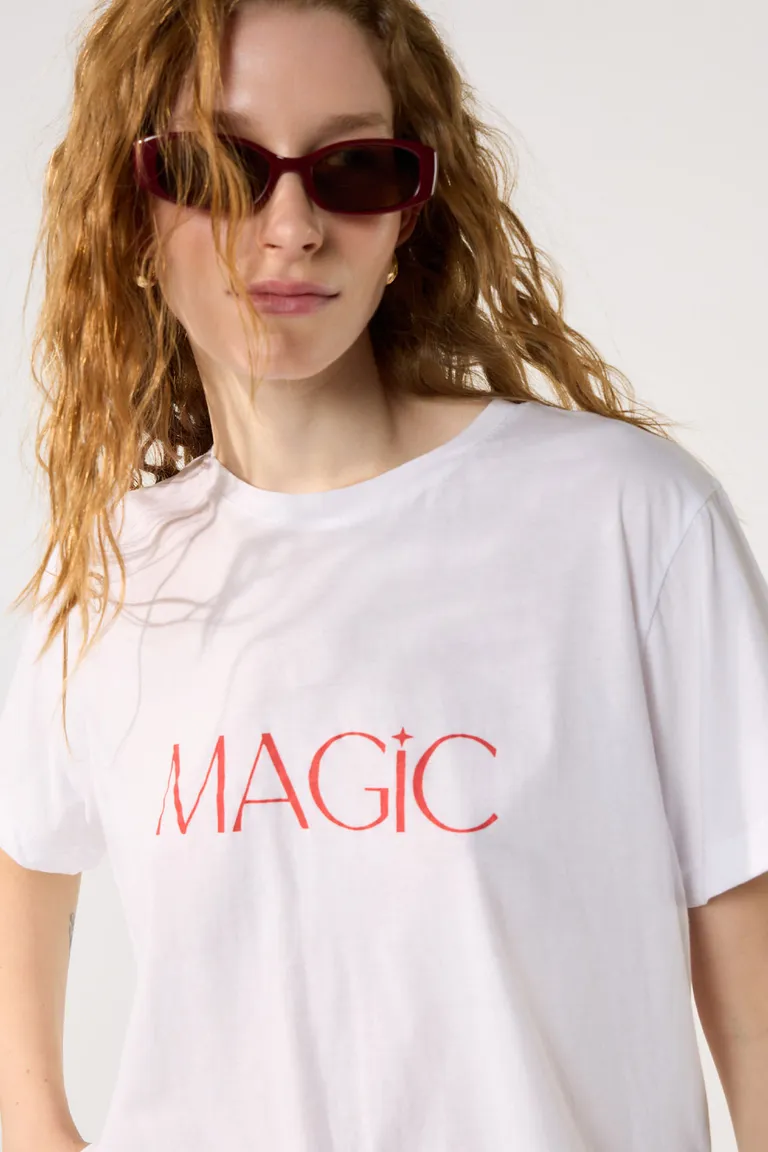 Remera blanca con estampado 'MAGIC' en rojo para mujer de Cuesta Blanca en Remeras para argentina