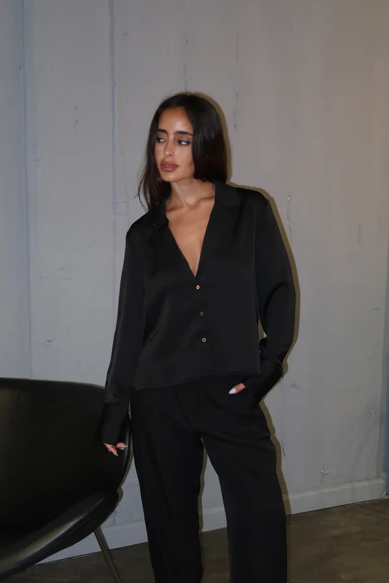 Camisa negra de satén con escote pronunciado y solapas de Naíma en Camisas para argentina
