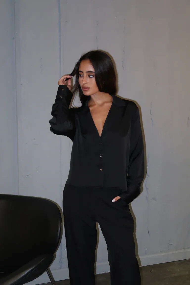 Camisa negra de satén con escote pronunciado y solapas de Naíma en Camisas para argentina