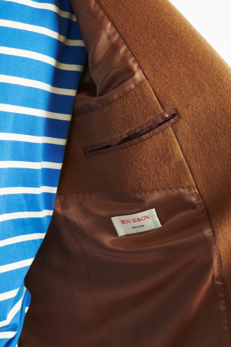 Tapado de hombre con solapas clásicas, cierre frontal de botones y bolsillos laterales amplios de Bensimon en Abrigos y Camperas para argentina