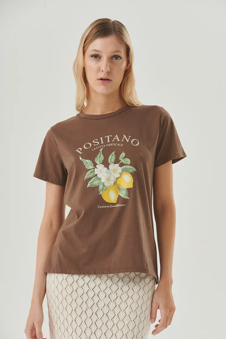 Remera Positano con estampado de limones y flores, un clásico veraniego para el look casual de Sweet en Remeras para argentina