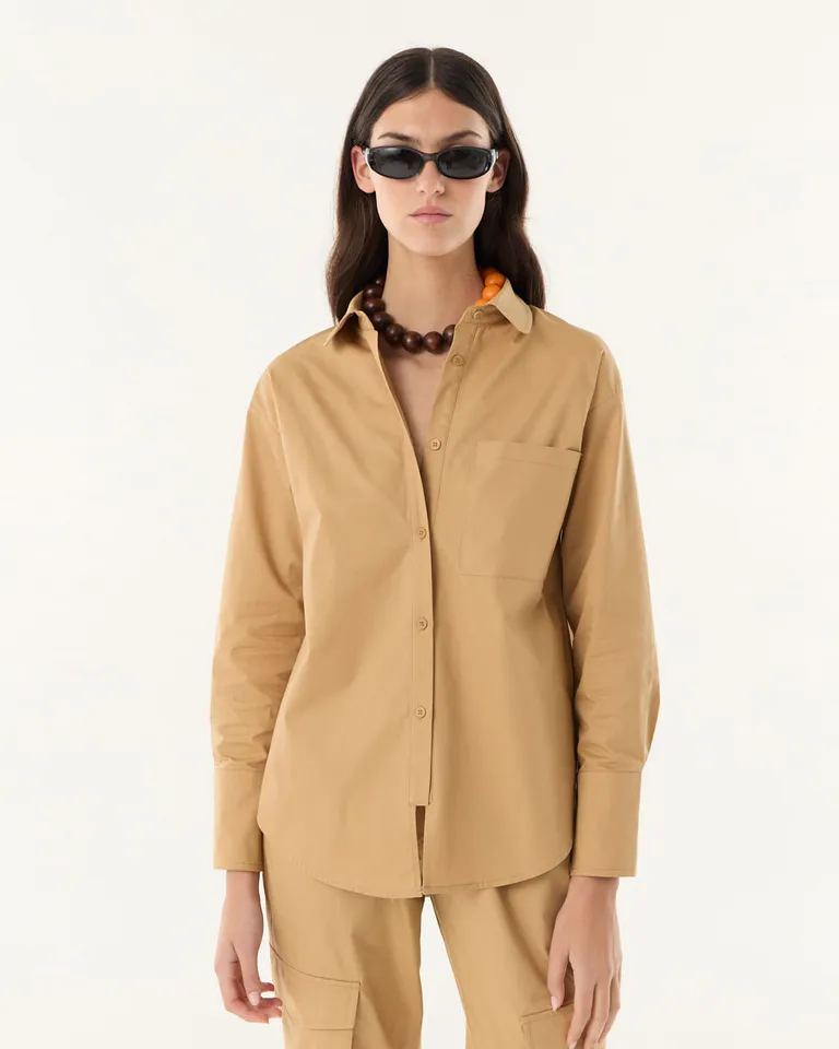 Camisa de calce holgado con cuello clásico, mangas largas y bolsillo delantero de Furzai en Camisas para argentina