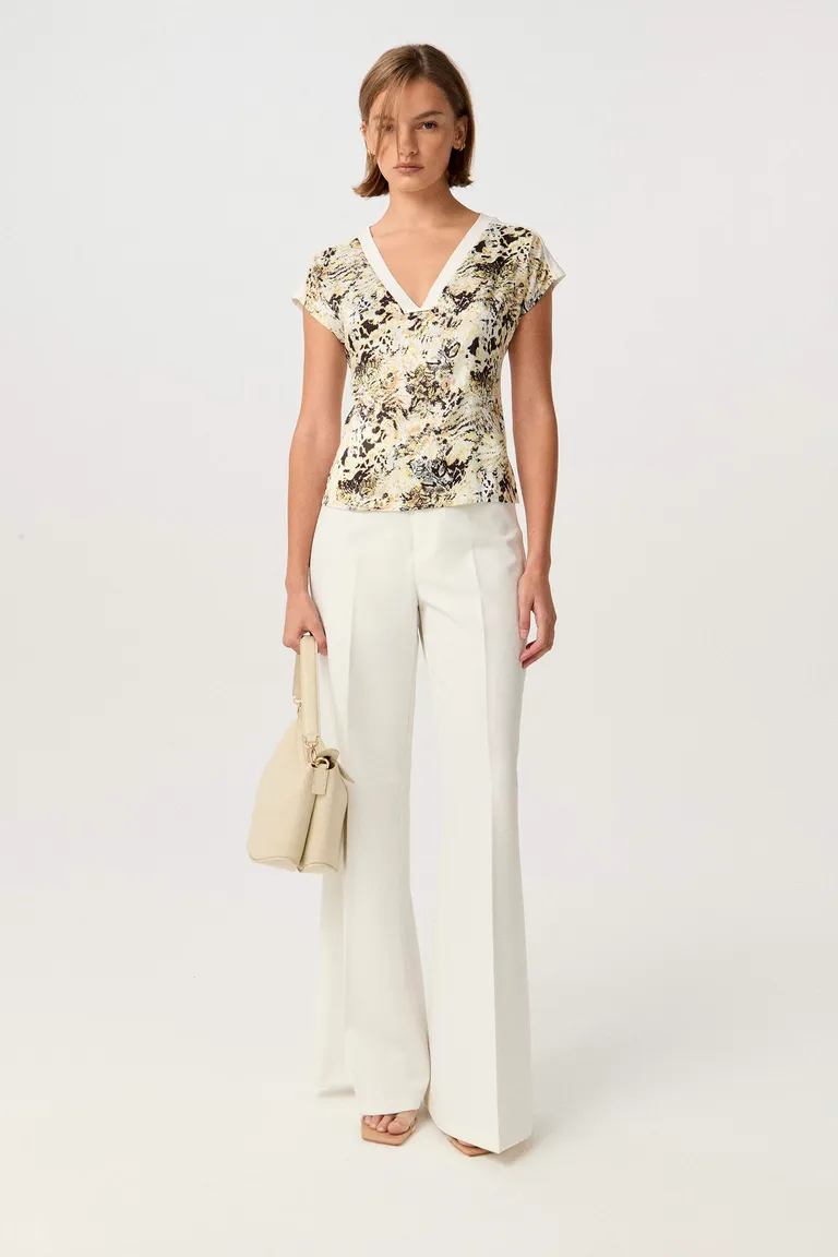 Remera de jacquard estampado con calce relajado y escote en V de Markova en Remeras para argentina