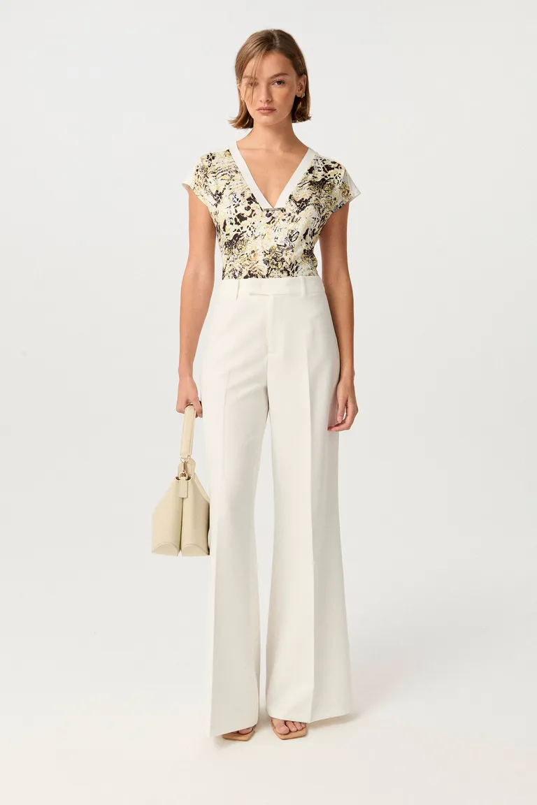 Remera de jacquard estampado con calce relajado y escote en V de Markova en Remeras para argentina