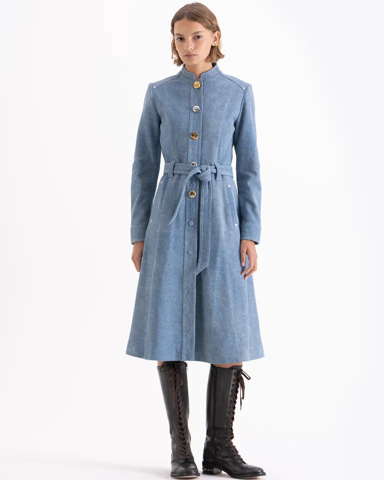 Bota de caña alta con cordones, cierre lateral, detalles perforados y taco bajo con esferas metálicas de Jazmin Chebar en Botas y Botinetas para argentina