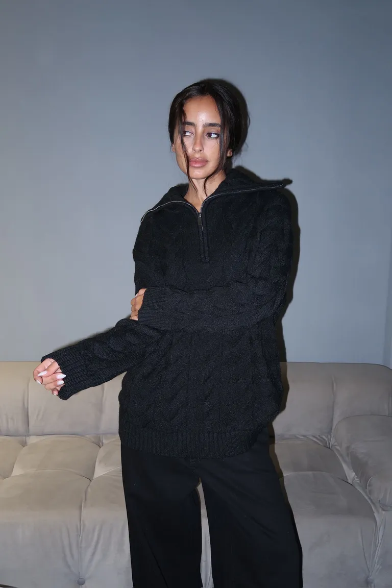 Sweater de tejido con trenzas verticales cuello alto y cierre frontal con hombros caídos de Naíma en Buzos y Sweaters para argentina