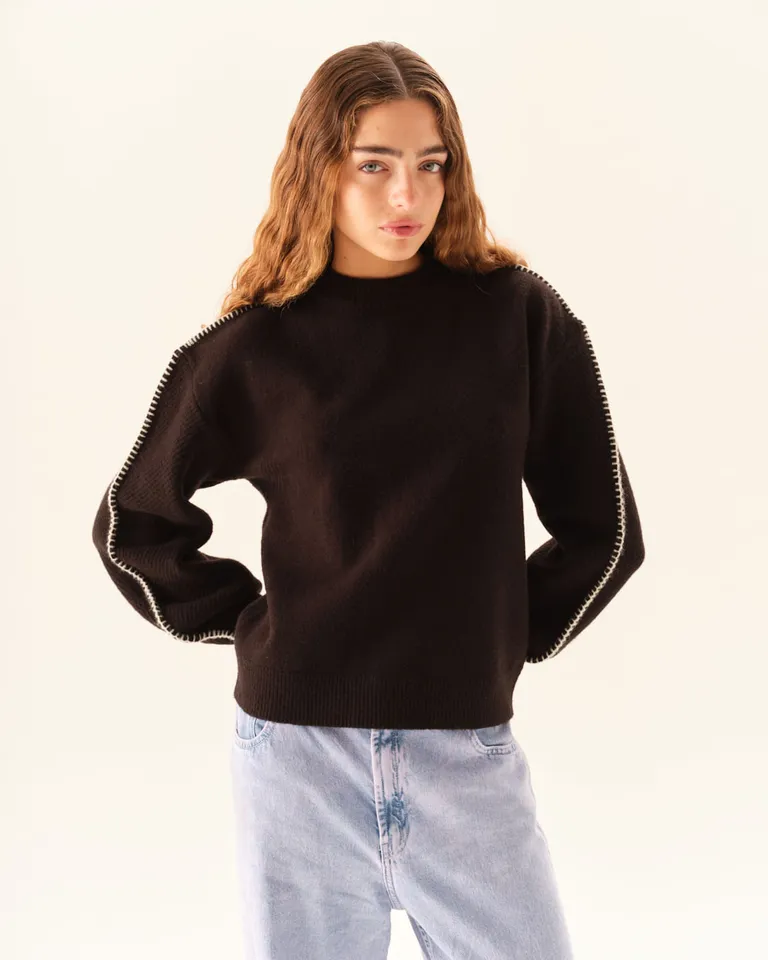 Sweater tejido con mangas abullonadas, cuello redondo y detalle de costuras en hombros de Furzai en Buzos y Sweaters para argentina