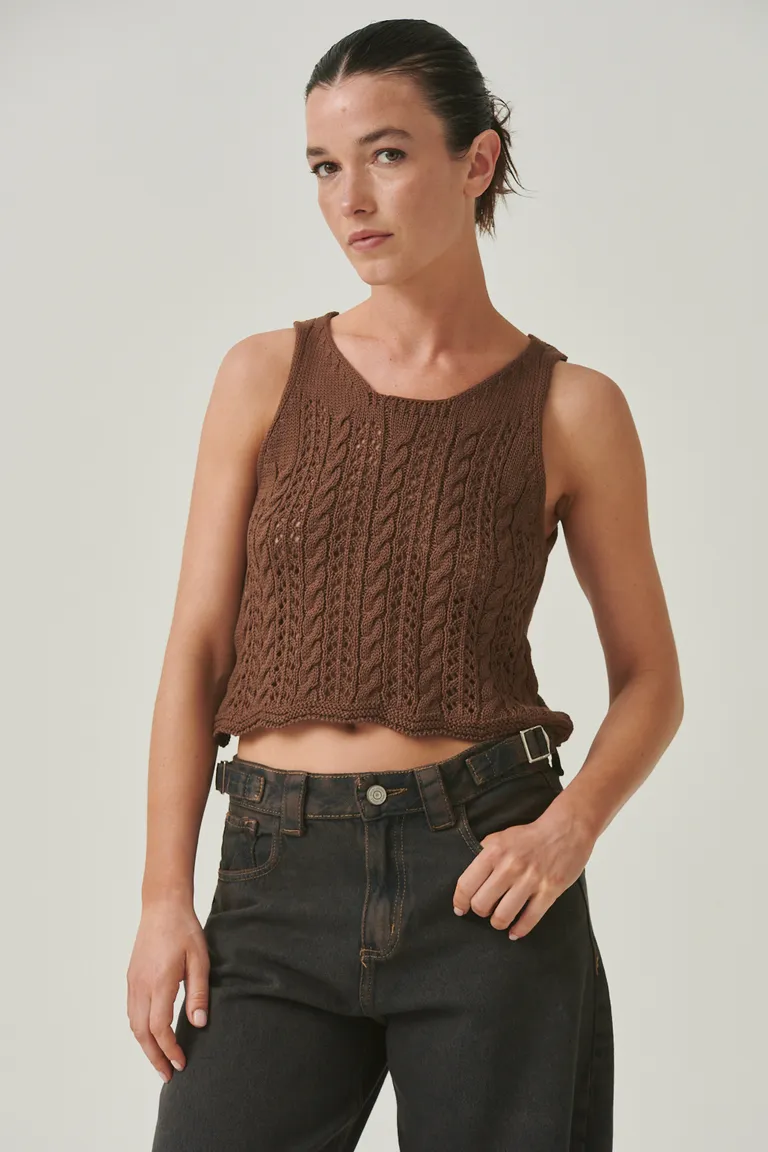 Top sin mangas de algodón con diseño tejido calado, ideal para looks relajados y cómodos de Sweet en Tops para argentina