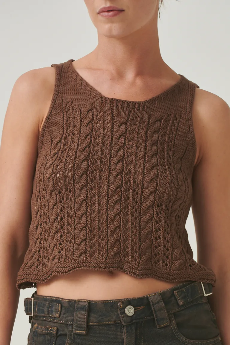 Top sin mangas de algodón con diseño tejido calado, ideal para looks relajados y cómodos de Sweet en Tops para argentina