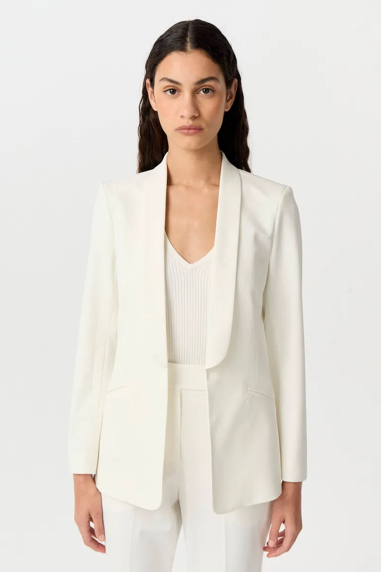 Blazer largo de crepe elastizado con solapa tipo smoking y calce ajustado de Markova en Blazers para argentina