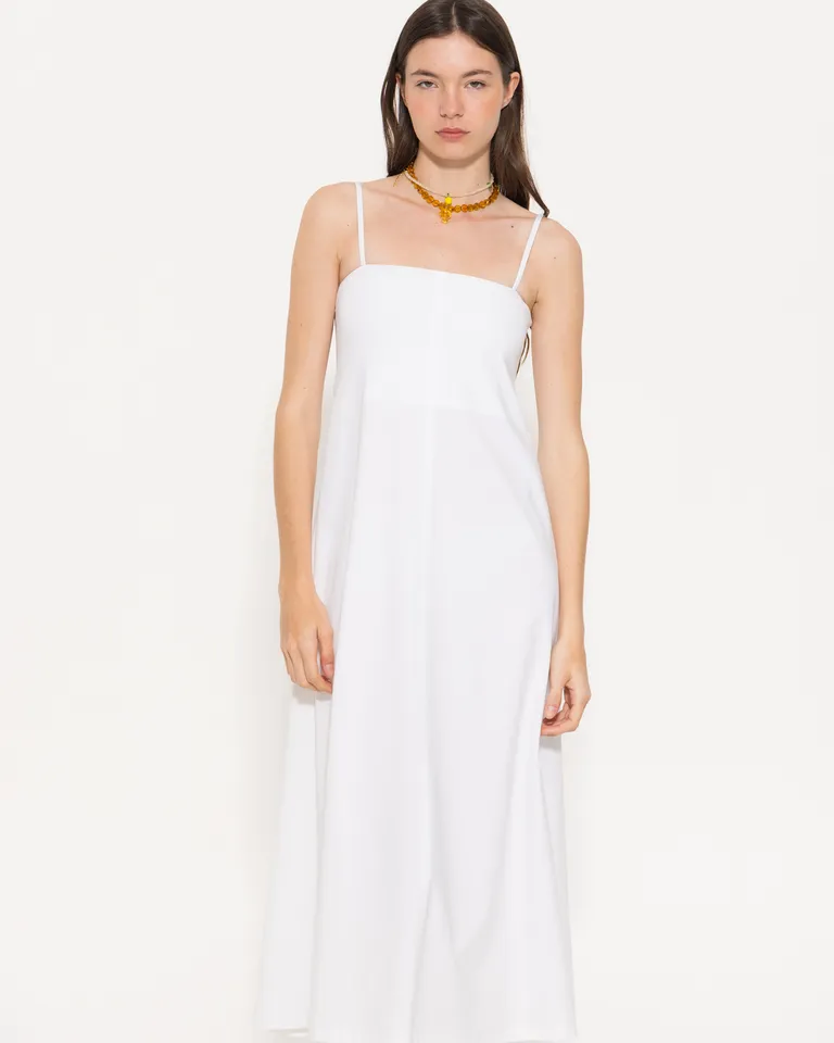 Vestido blanco de línea recta y moderno, ideal para diferentes ocasiones de Jazmin Chebar en Vestidos para argentina