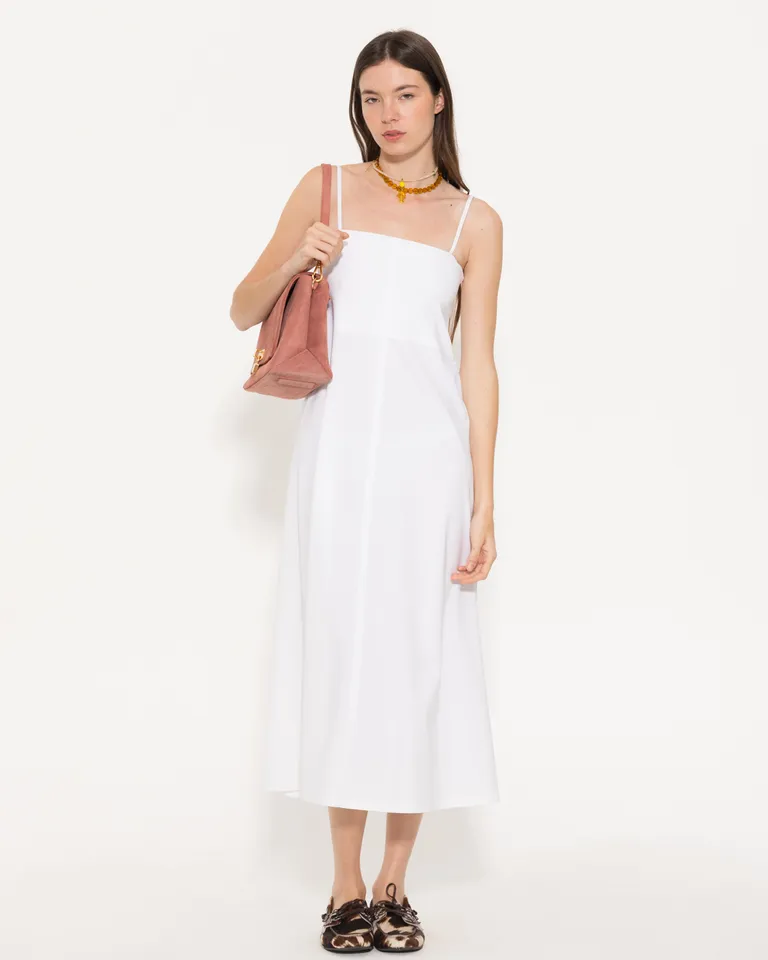 Vestido blanco de línea recta y moderno, ideal para diferentes ocasiones de Jazmin Chebar en Vestidos para argentina