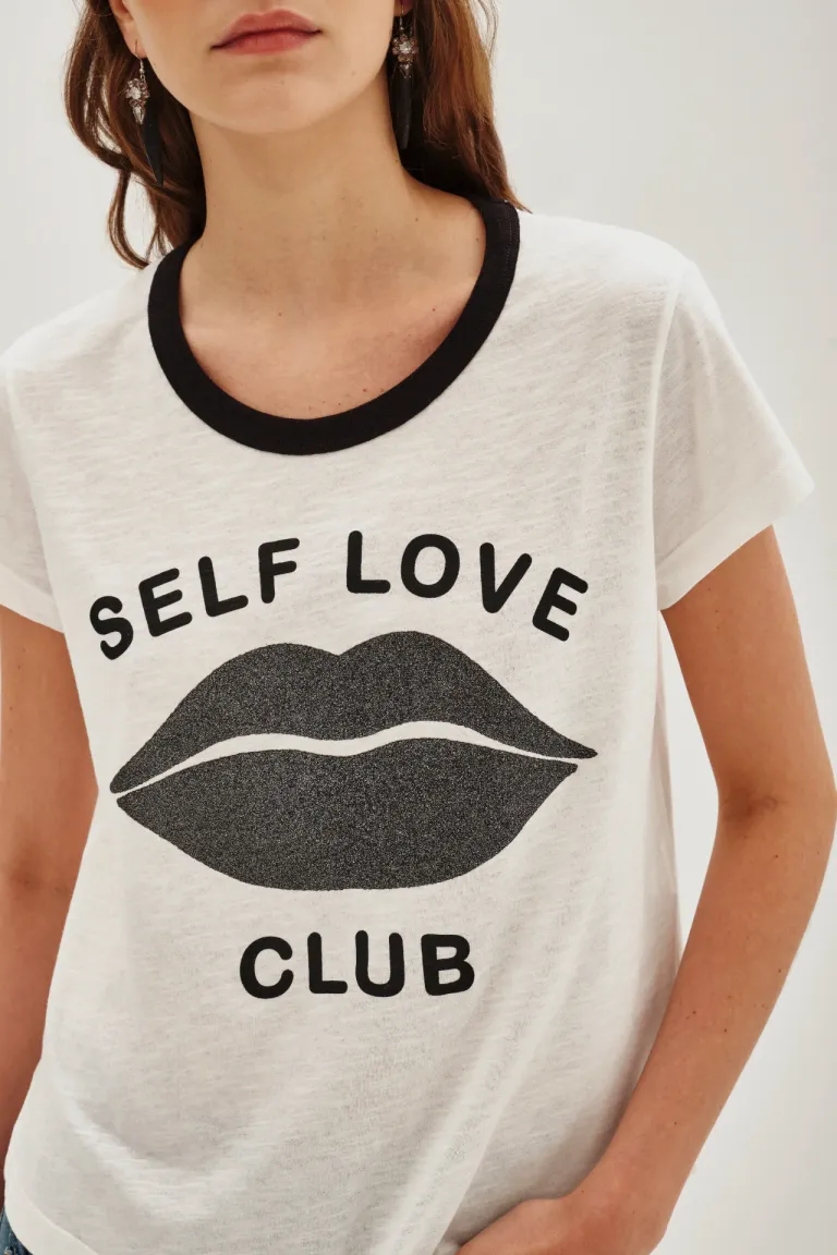 Remera manga corta con cuello redondo y estampa frontal de diseño de Rapsodia en Remeras para argentina