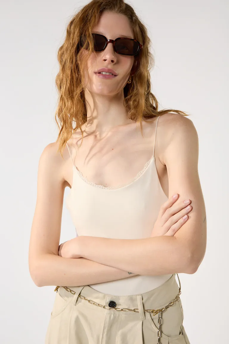 Body con escote curvo, puntilla y breteles finos para mujer de Cuesta Blanca en Bodies para argentina