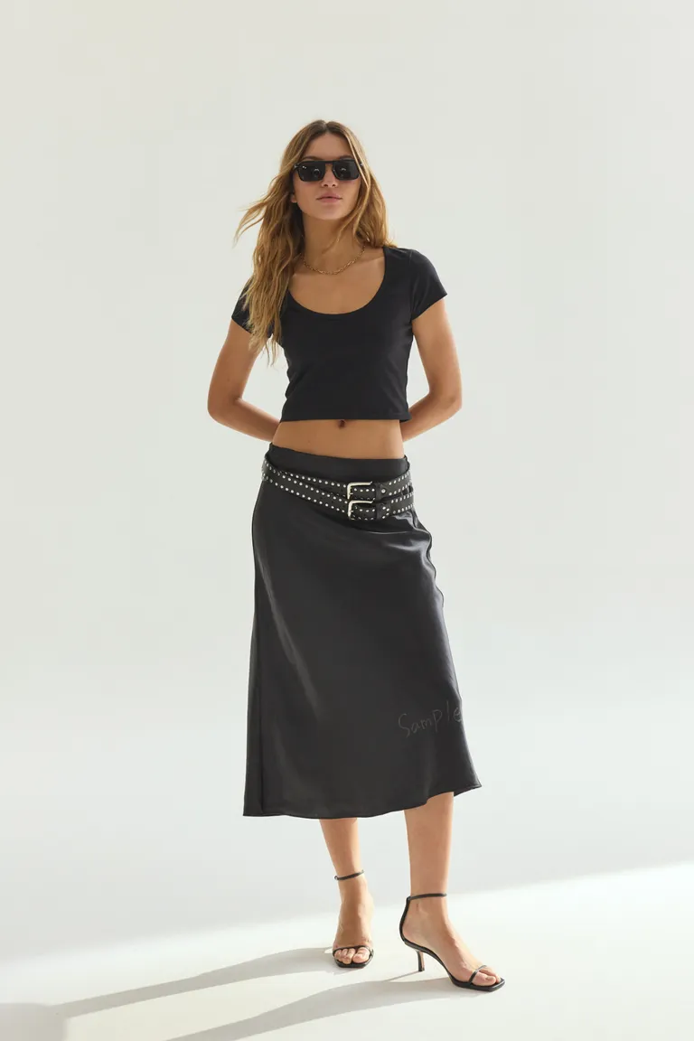 Remera corta de escote en U en color negro de Akiabara en Remeras para argentina