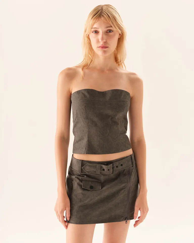 Top strapless ajustado con pinzas en busto y cierre en la espalda de Furzai en Tops para argentina