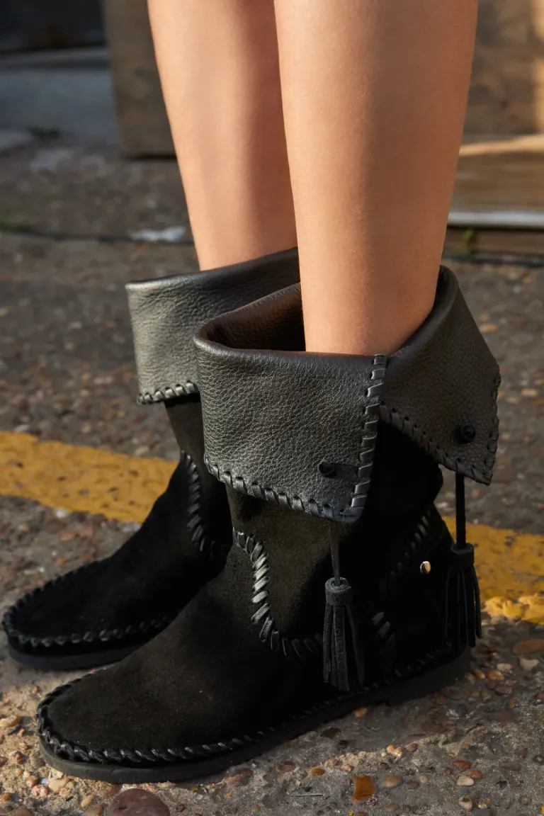 Bota alta de cuero gamuzado con tiritas y borlas decorativas de Rapsodia en Botas y Botinetas para argentina