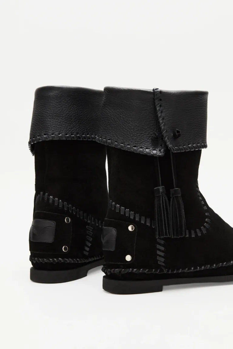 Bota alta de cuero gamuzado con tiritas y borlas decorativas de Rapsodia en Botas y Botinetas para argentina