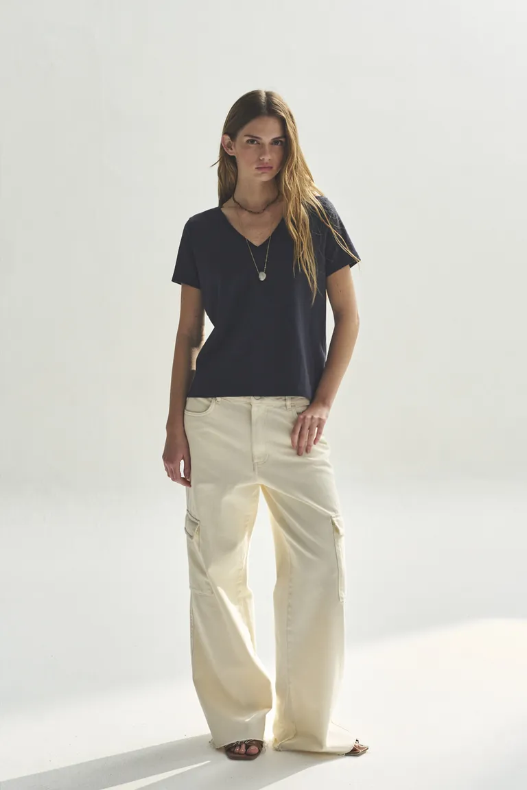 Remera de escote en V para mujeres, de estilo clásico y versátil de Akiabara en Remeras para argentina