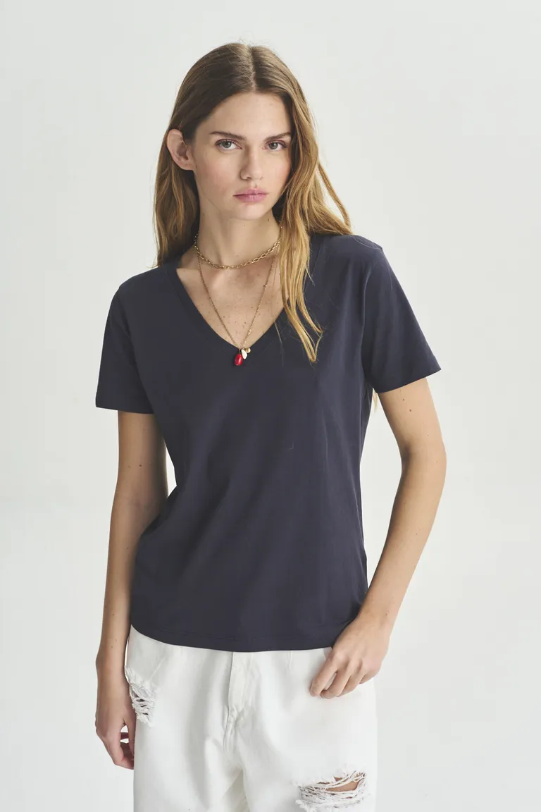 Remera de escote en V para mujeres, de estilo clásico y versátil de Akiabara en Remeras para argentina