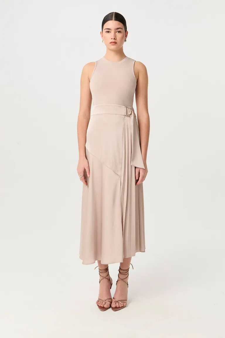 Vestido largo de satén y morley en corte evasé y silueta femenina de Markova en Vestidos para argentina