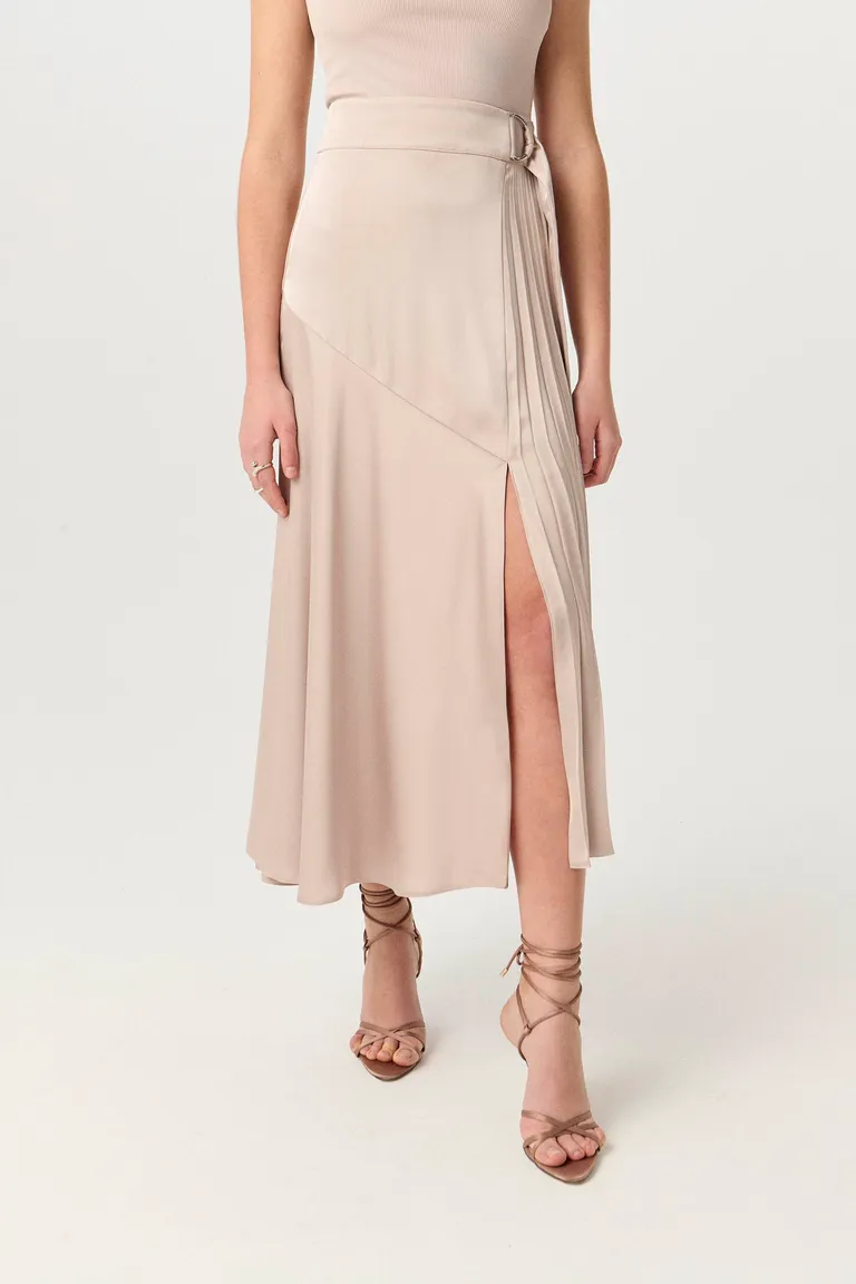 Vestido largo de satén y morley en corte evasé y silueta femenina de Markova en Vestidos para argentina