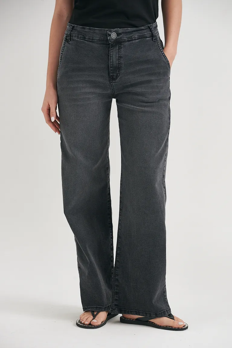 Pantalón vaquero de corte recto y ajuste cómodo para un look urbano y sofisticado de Sweet en Pantalones para argentina