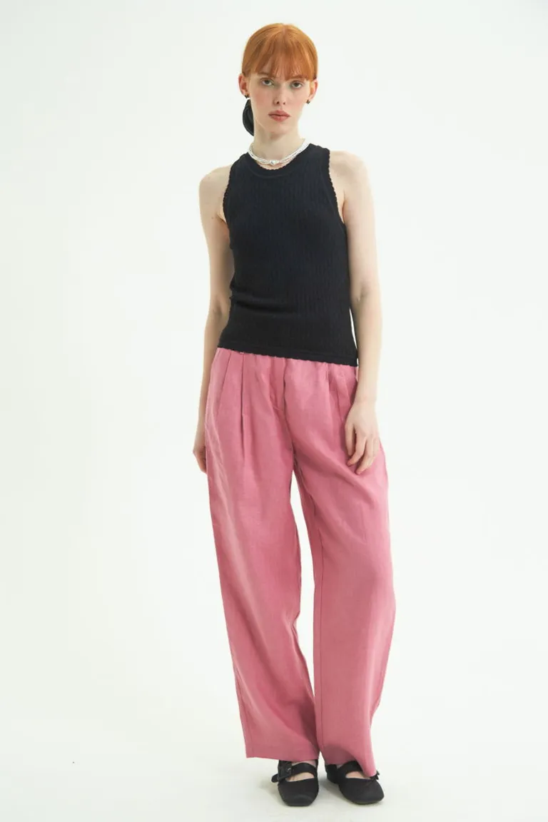 Remera tejida con punto fantasía en negro, diseño moderno y fresco para la mujer actual de Las Pepas en Remeras para argentina