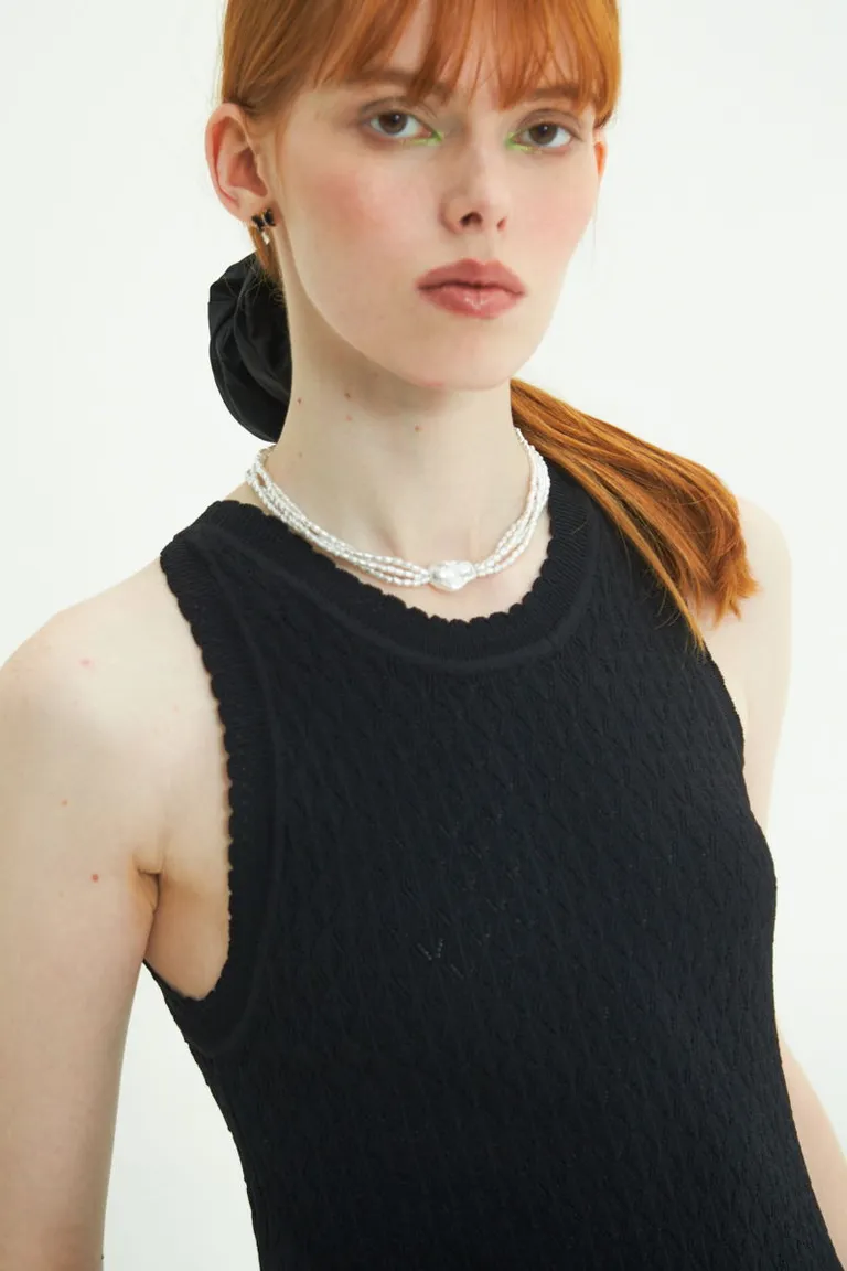 Remera tejida con punto fantasía en negro, diseño moderno y fresco para la mujer actual de Las Pepas en Remeras para argentina