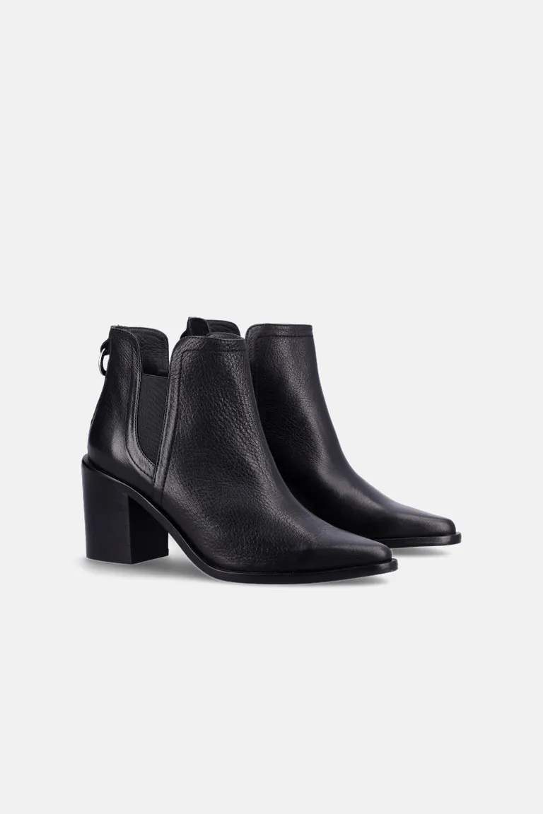 Botinetas de caña corta con punta afinada, taco bloque y paneles laterales elásticos de Justaosadia en Botas y Botinetas para argentina