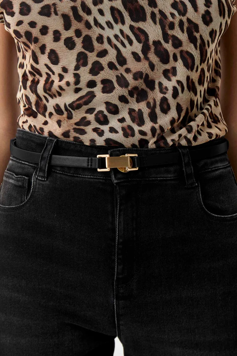 Cinturón de efecto cuero con hebilla metálica - Accesorio versátil y estiloso para mujeres de Markova en Cinturones para argentina