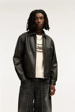 Campera worker efecto cuero de Pull&Bear en Abrigos y Camperas para argentina