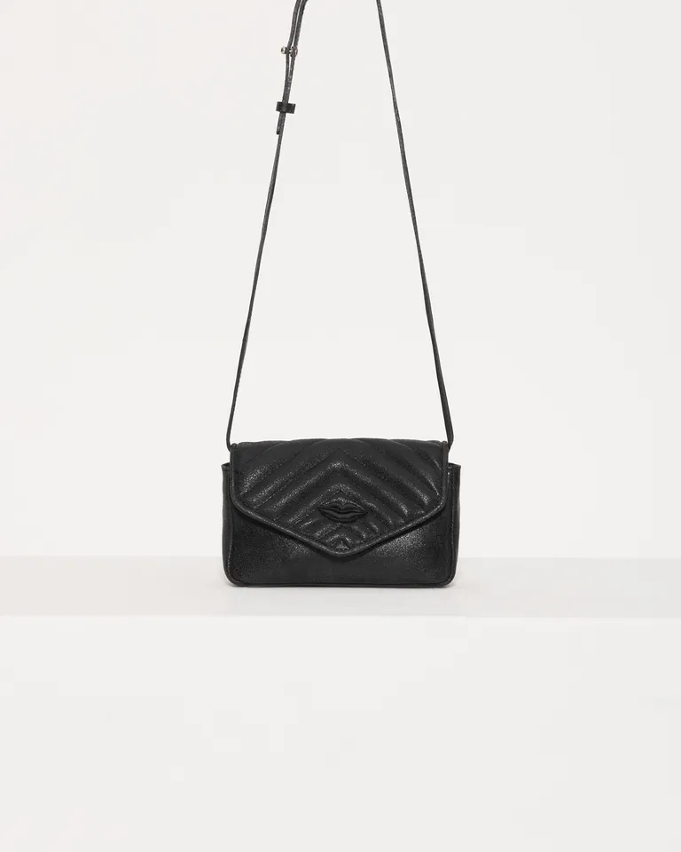 Bandolera de cuero negro con detalles matelassés y aplique de labios de Jazmin Chebar en Bolsos y Carteras para argentina
