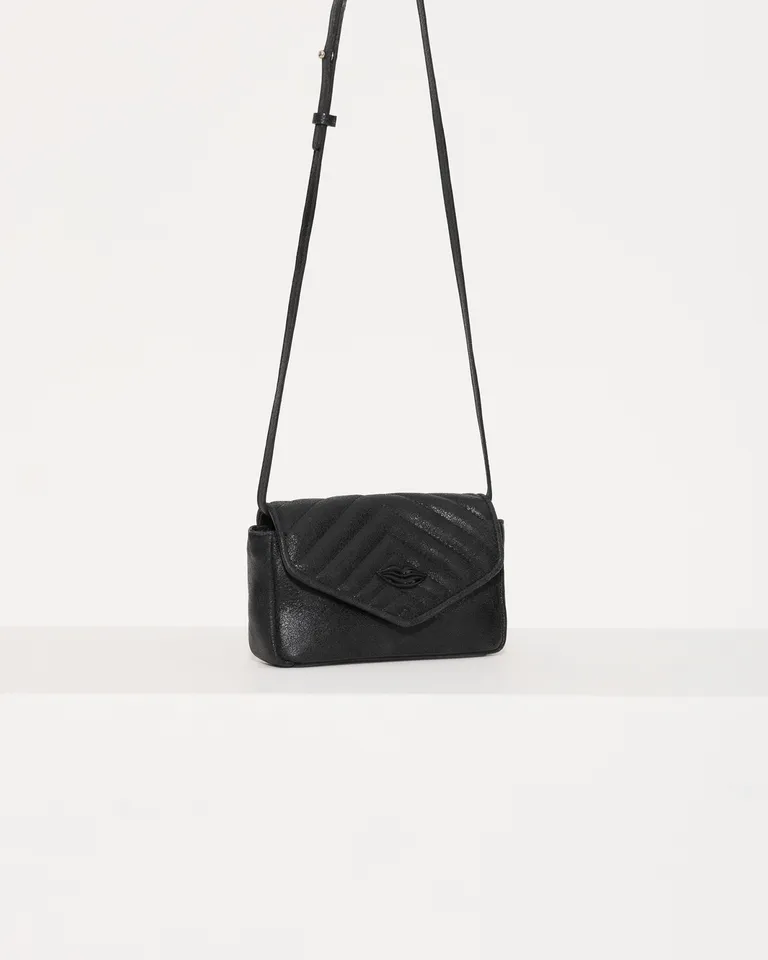 Bandolera de cuero negro con detalles matelassés y aplique de labios de Jazmin Chebar en Bolsos y Carteras para argentina