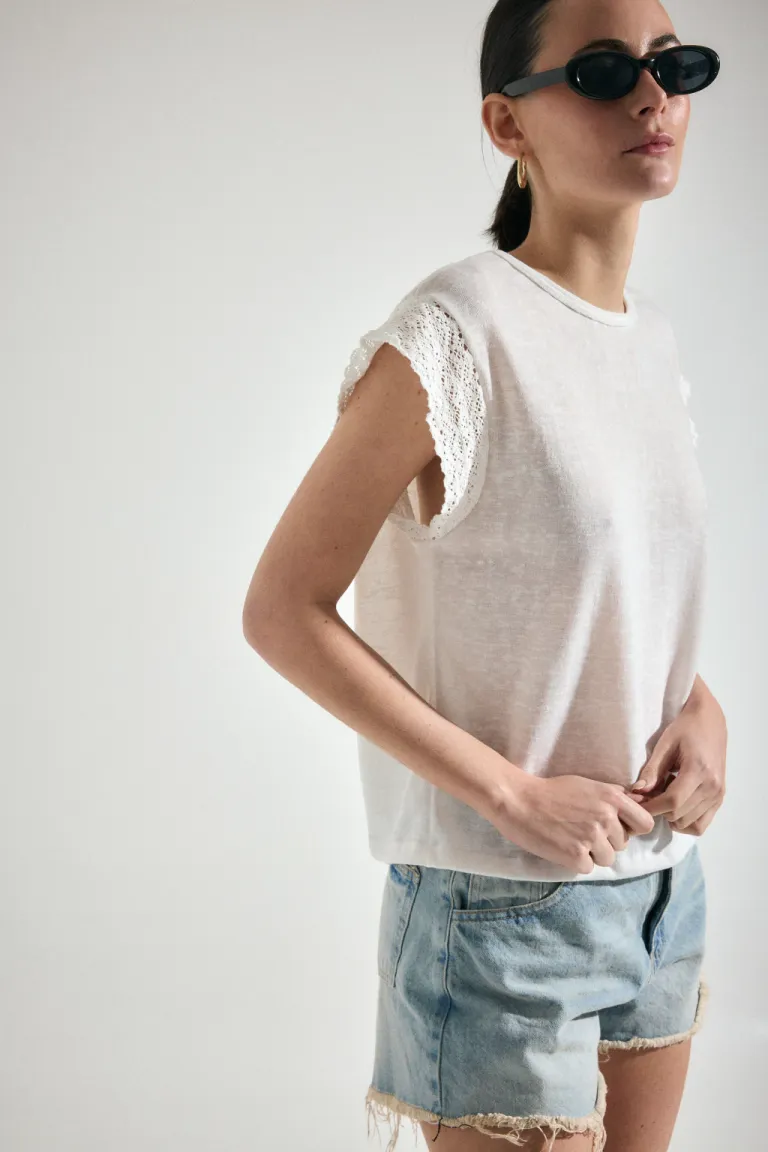 Remera básica oversize con detalles de encaje en las mangas de Audaz en Remeras para argentina