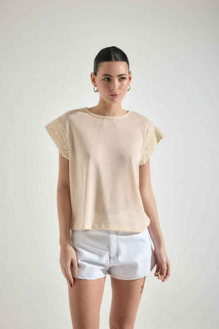 Remera básica oversize con detalles de encaje en las mangas de Audaz en Remeras para argentina