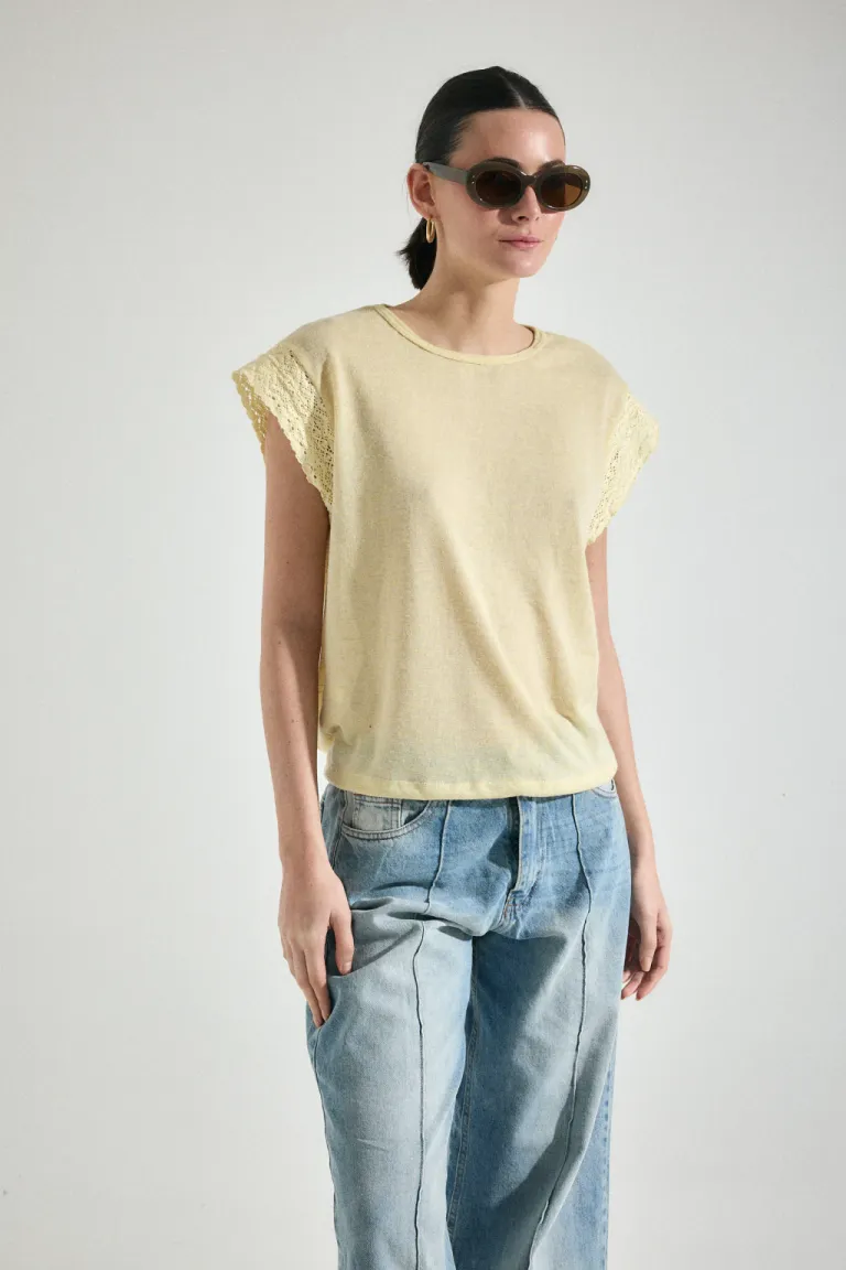 Remera básica oversize con detalles de encaje en las mangas de Audaz en Remeras para argentina