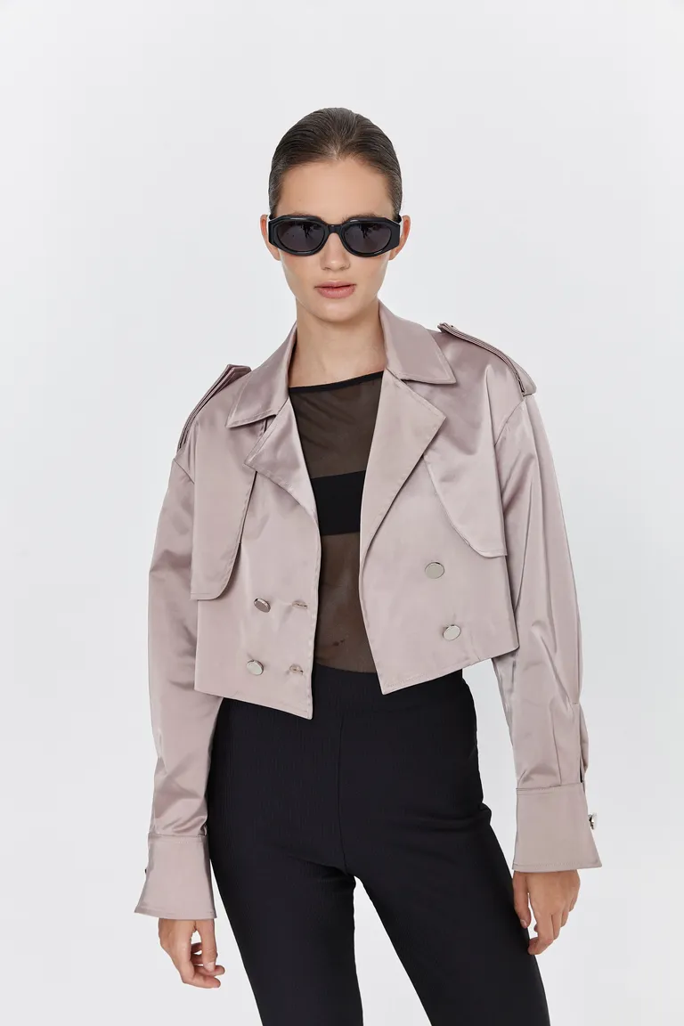 Chaqueta oversize con doble cruce, charreteras y botones metálicos personalizados de Naíma en Chaquetas para argentina