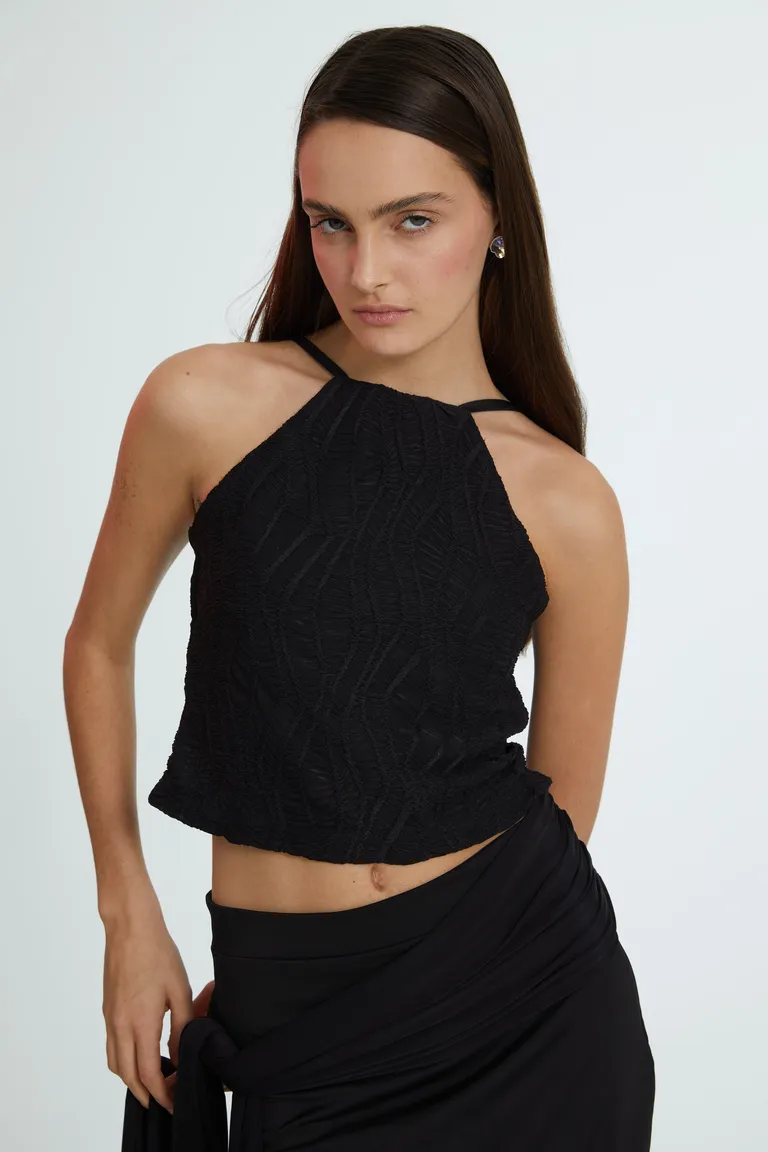 Top negro de punto con cuello alto y escote halter ajustable en la espalda de Naíma en Tops para argentina