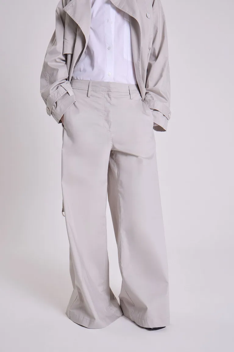 Pantalón de tiro alto y pierna ancha para mujer en un elegante tono gris cemento de Maria Cher en Pantalones para argentina