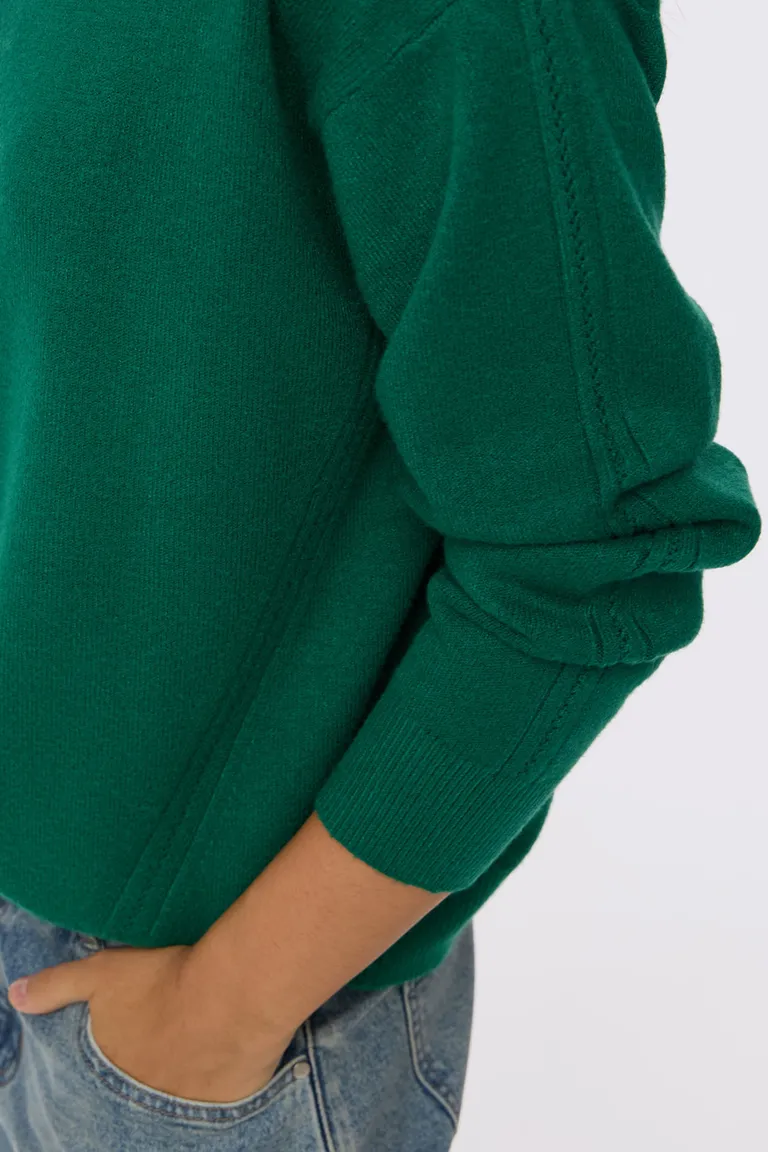 Sweater tejido con escote redondo y terminaciones acanaladas en puños y cintura de Cuesta Blanca en Buzos y Sweaters para argentina