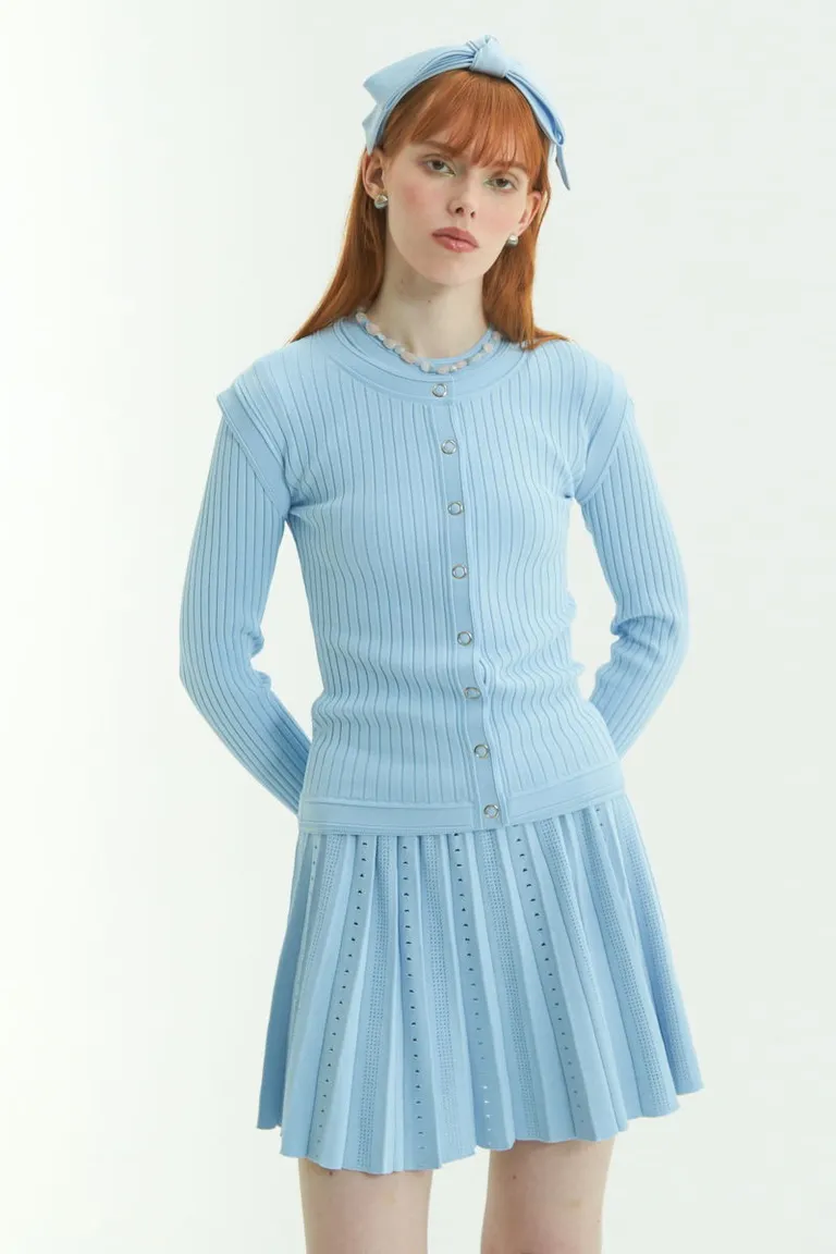 Cardigan de viscosa con fit al cuerpo y botones metálicos, versátil y de gran calidad de Las Pepas en Buzos y Sweaters para argentina