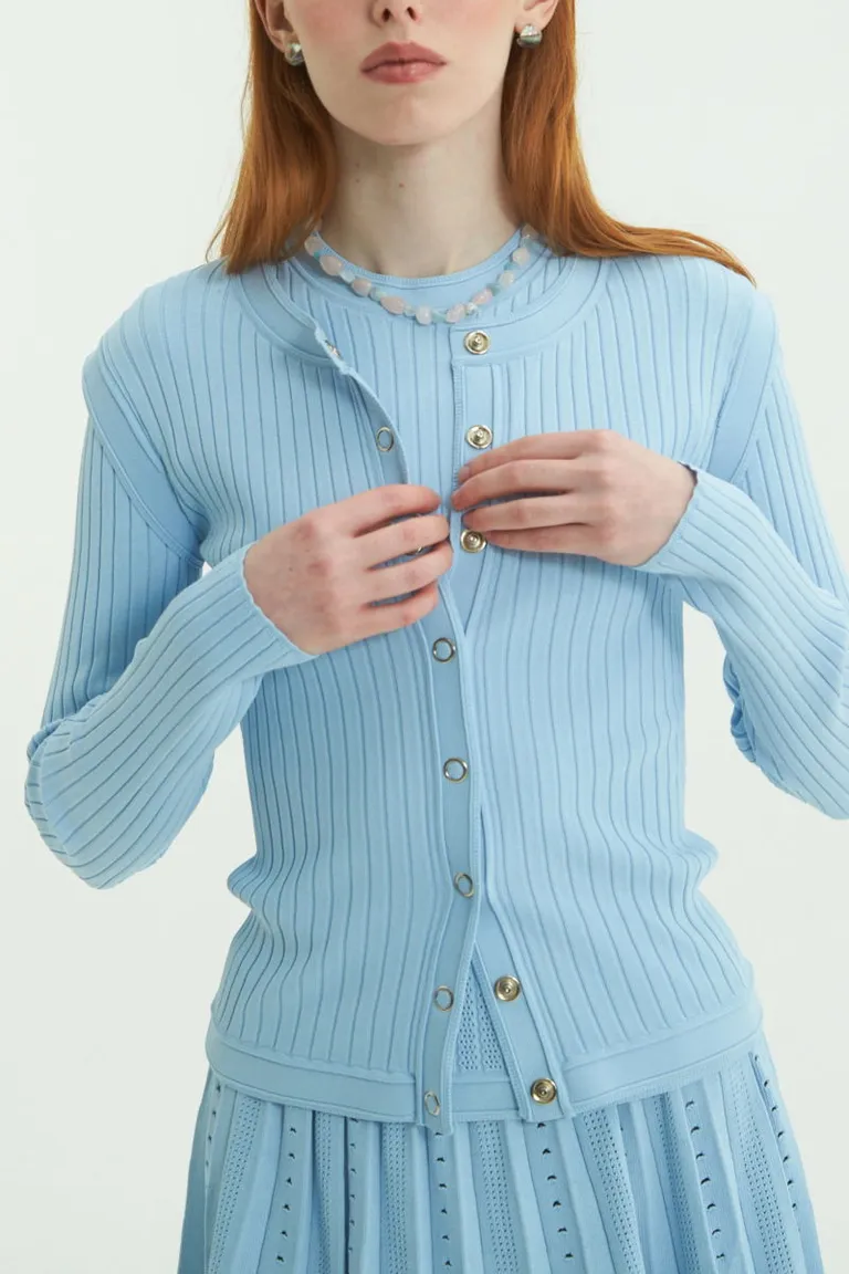 Cardigan de viscosa con fit al cuerpo y botones metálicos, versátil y de gran calidad de Las Pepas en Buzos y Sweaters para argentina