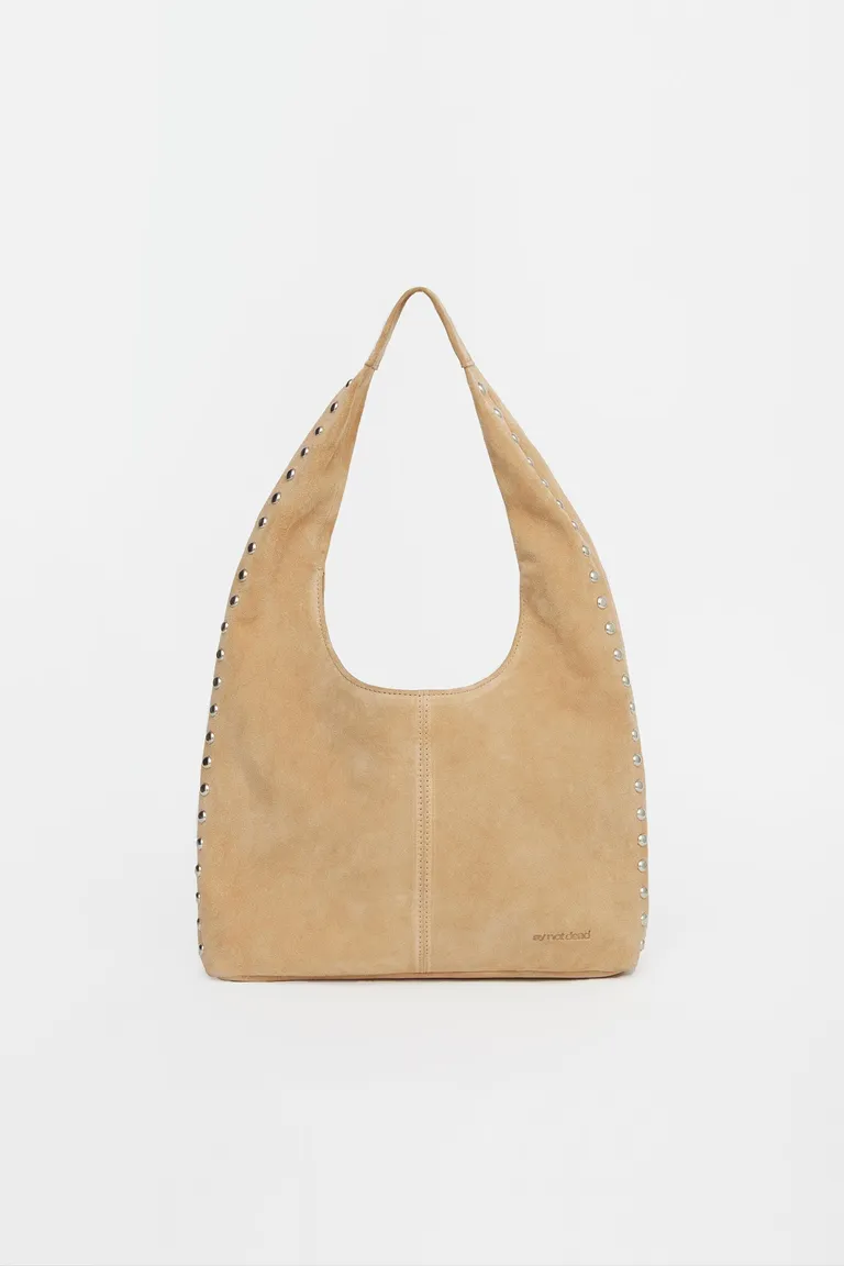 Cartera de gamuza vacuna en forma redondeada con tachas metálicas de Ay Not Dead en Bolsos y Carteras para argentina