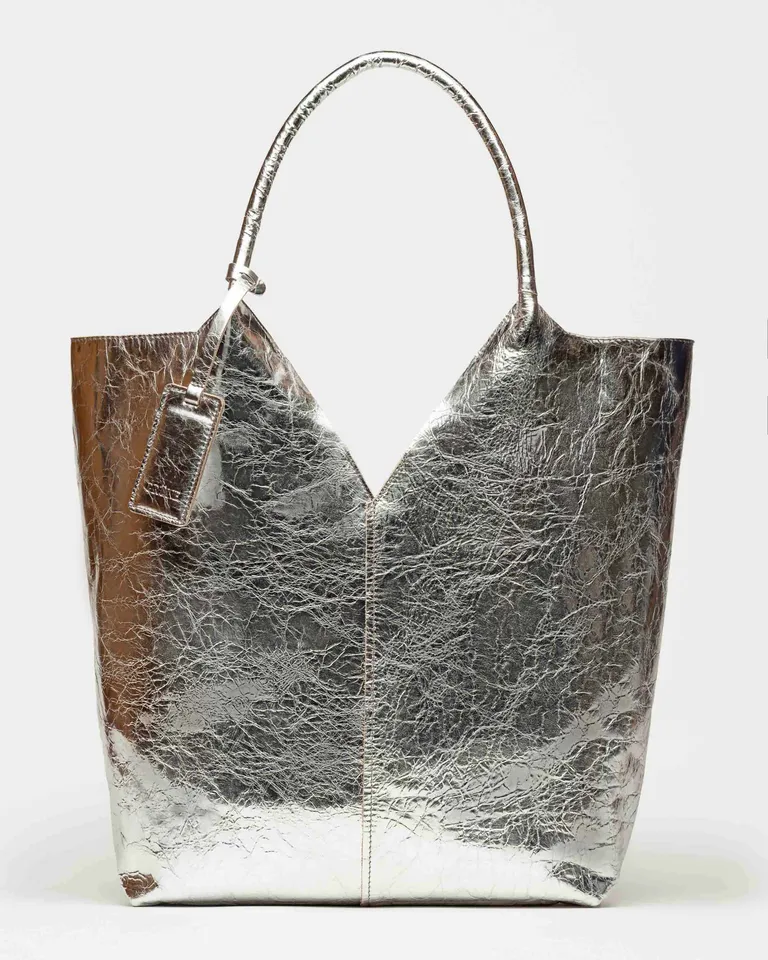 Bolso de cuero metalizado con diseño elegante y moderno de Prüne en Bolsos y Carteras para argentina
