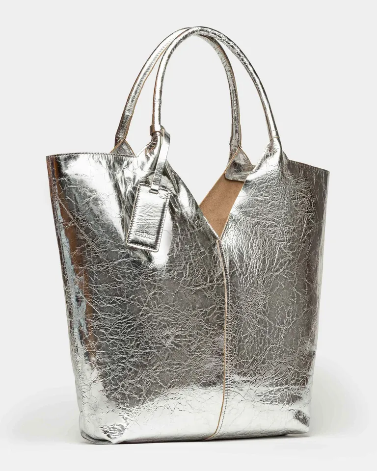 Bolso de cuero metalizado con diseño elegante y moderno de Prüne en Bolsos y Carteras para argentina