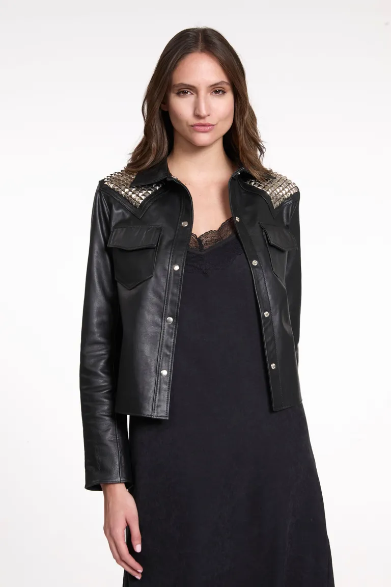 Chaqueta de cuero con detalles de remaches en los hombros, un diseño atemporal y versátil de Justaosadia en Chaquetas para argentina