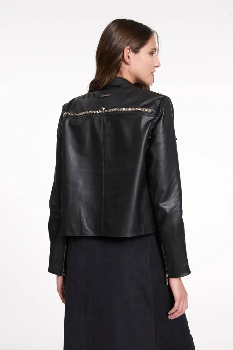 Chaqueta de cuero con detalles de remaches en los hombros, un diseño atemporal y versátil de Justaosadia en Chaquetas para argentina