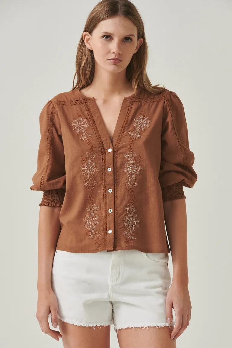 Camisa de mujer con bordados jasmine en tono marrón de Sweet en Camisas para argentina