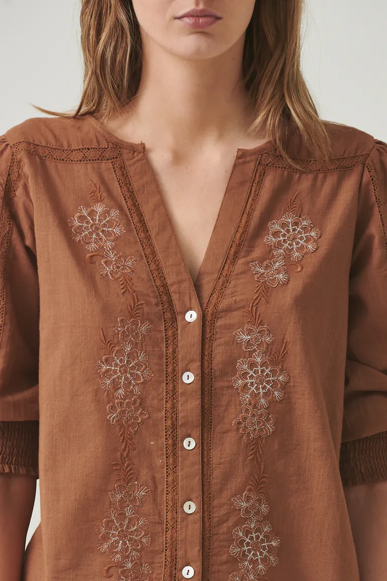 Camisa de mujer con bordados jasmine en tono marrón de Sweet en Camisas para argentina